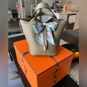 Picotin Lock 22 in Beige Marfa